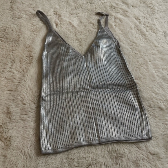 Cropped, ribbed silver knit tank - Picture 1 of 2